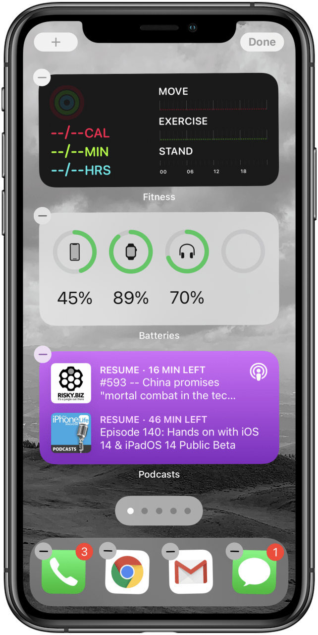 agregar widget iPhone: una pantalla de inicio de iPhone en modo de movimiento con demasiados widgets